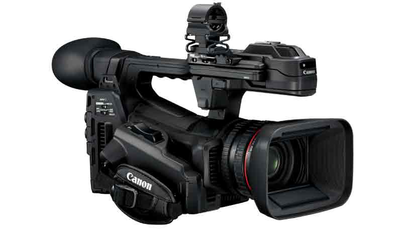 Kompanija Canon Europe predstavila je najnoviji model XF linije kamkordera – XF705. Opremljen XF-HEVC formatom sledeće generacije, kamkorder XF705 omogućava 4K UHD 50P 4:2:2 10-bitno snimanje na SD kartice, uz impresivan kvalitet slike i nenadmašne detalje. U kombinaciji sa CMOS senzorom tipa 1.0 i DIGIC DV6 procesiranjem, XF705 pruža izuzetno poboljšane performanse po pitanju šuma, osetljivosti i kinematografske dubinske oštrine. Zahvaljujući nizu poboljšanih HDR mogućnosti, uključujući napredni 12G-SDI interfejs i IP strimovanje, XF705 je spreman da izazove revolucionarne pozitivne pomake u oblastima UHD HDR produkcije. Raznovrsni formati koji transformišu rad Koristeći High Efficiency Video Codec (HEVC) video kompresiju kao osnovu i upotrebu Material eXchange Format (MXF) standarda, Canon je razvio XF-HEVC format datoteke. HEVC omogućava noviju tehnologiju enkodovanja, dva puta efikasniju u odnosu na standardni H.264/AVC. Korišćenjem XF-HEVC kodeka, XF705 optimizuje upotrebu 4K UHD podataka, omogućavajući snimanje 4K UHD 50P 4:2:2 10-bitnih datoteka visokog kvaliteta direktno na svuda dostupne SD kartice. XF705 može da snima HDR datoteke interno koristeći kako Hybrid Log Gamma (HLG) tako i Perceptual Quantisation (PQ) HDR formate. Ovaj kamkorderima i brojne funkcije za HDR asistenciju, zahvaljujući kojima pomaže korisnicima prilikom kontrolisanja ekspozicije. XF705 omogućava istovremenu HDR/SDR produkcijupošto može da emituje SDR signal u isto vreme sa snimanjem HDR datoteke interno na SD karticuOpremljen je naprednim 12G-SDI interfejsom, koji šalje UHD nekompresovani 50P signal visokog kvaliteta kroz pojedinačni SDI kabl, a poseduje i mogućnost strimovanja u 4K UHD HDR standardu koristeći HEVC format preko mreže. XF705 ispunjava zahteve svakog korisnika kojem je potrebno da zabeleži 4K UHD HDR video, te je savršen za primenu kod emitovanja i video produkcije. Snimajte sa samopouzdanjem Da bi kritično fokusiranje bilo lakše sa većim CMOS senzorom tipa 1.0, XF705 takođe ima Canon-ov jedinstven Dual Pixel CMOS AF. On omogućava precizno i brzo automatsko fokusiranje pomoću kontrole fokusa na dodir, automatskog fokusiranja uz prepoznavanje lica (Face Detection AF) i praćenja objekata. Dual Pixel Focus Guide takođe pruža grafički vodič kako bi podržao precizno fokusiranje prilikom manuelnog podešavanja fokusa. Beleženje snimaka počinje izvanrednim optičkim sistemima, a XF705 pruža izuzetnu svestranost u kombinaciji sa lakoćom upotrebe. On daje 4K kvalitetan objektiv L-serije koji ima 15x optičko uvećanje, maksimalni otvor blende od f/2.8, široki ugao od 25,5 mm i efikasnu stabilizaciju slike u cilju maksimalne kontrole za stabilne 4K UHD snimke. Sve ovo kombinovano je sa tri nezavisna prstena za kontrolu sa zaustavljanjem na krajevima, kako bi se postigao nivo manuelne kontrole koju profesionalci očekuju.